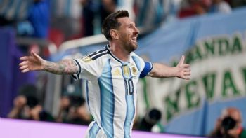 Con tres golazos de Messi, Argentina debutó y le ganó a Argelia