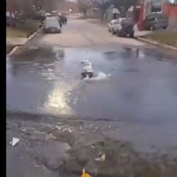 Vecinos de Las Heras protestan con un inodoro en la calle por desborde de cloacas