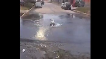Vecinos de Las Heras protestan con un inodoro en la calle por desborde de cloacas
