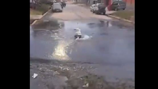 Vecinos de Las Heras protestan con un inodoro en la calle por desborde de cloacas
