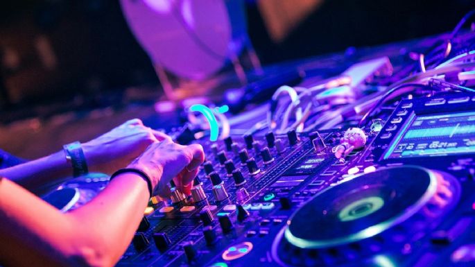 La "Banda de los mendocinos" de Arsat, fiestas electrónicas y Dique Potrerillos