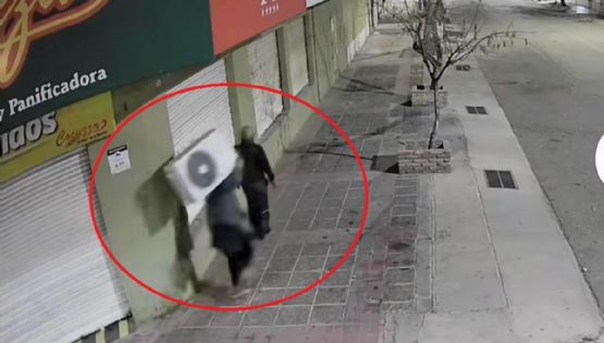 Video: robaban un aire acondicionado, una empresa de monitoreo los vio y llegó la Policía