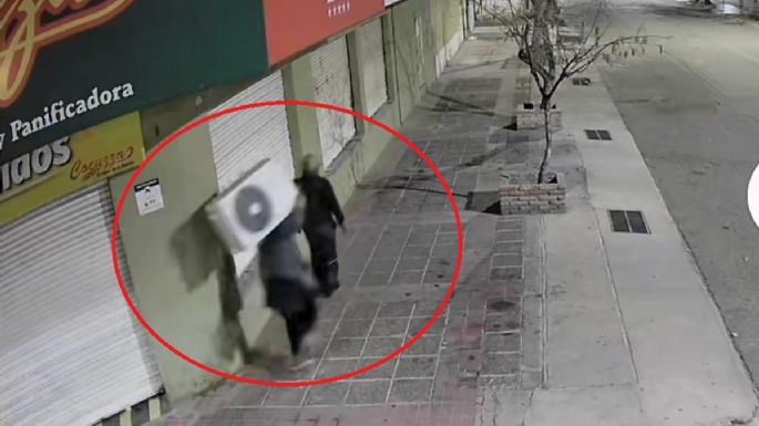 Video: robaban un aire acondicionado, una empresa de monitoreo los vio y llegó la Policía