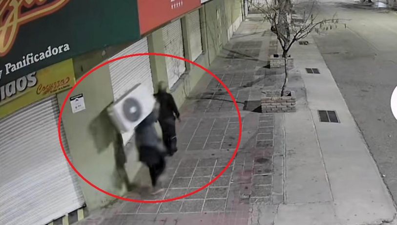 Video: robaban un aire acondicionado, una empresa de monitoreo los vio y llegó la Policía