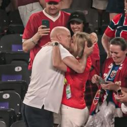 El DT de Noruega corrió a darle un beso a esposa tras clasificar a la siguiente ronda del Mundial 