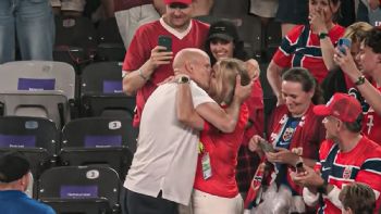El DT de Noruega corrió a darle un beso a esposa tras clasificar a la siguiente ronda del Mundial 