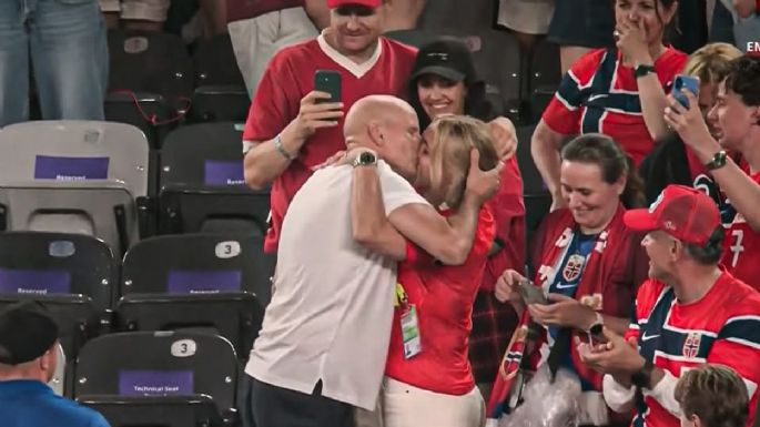 El DT de Noruega corrió a darle un beso a esposa tras clasificar a la siguiente ronda del Mundial 