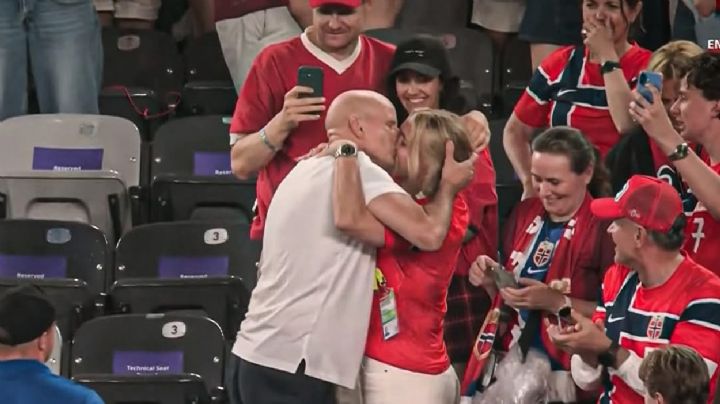 El DT de Noruega corrió a darle un beso a esposa tras clasificar a la siguiente ronda del Mundial 