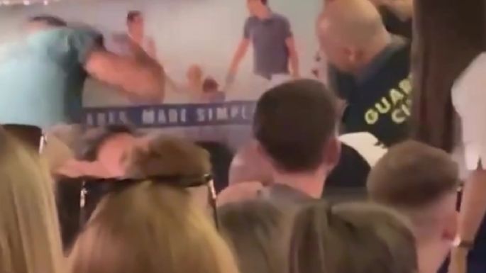 Una pareja alcoholizada causó disturbios en un avión y los bajaron a los golpes 