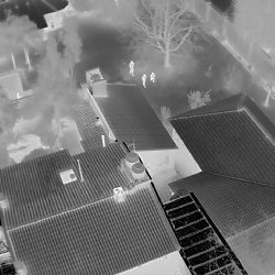 Se escondía en los techos pero los drones policiales causaron su detención