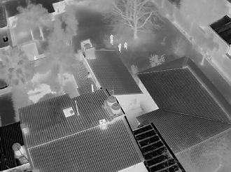 Se escondía en los techos pero los drones policiales causaron su detención