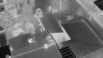Se escondía en los techos pero los drones policiales causaron su detención