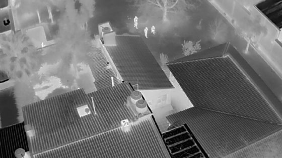 Se escondía en los techos pero los drones policiales causaron su detención