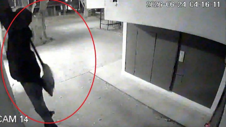 Inseguridad en Godoy Cruz: un delincuente fue filmado trepando en un complejo de departamentos