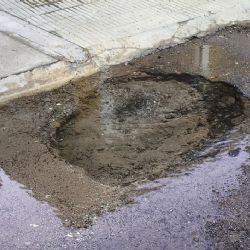 Indignación en Guaymallén: vecinos denuncian una pérdida de agua que lleva casi un mes sin solución