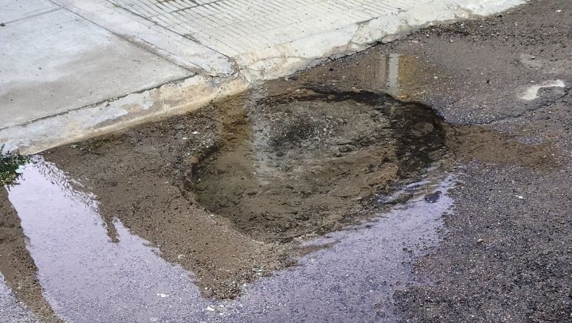 Indignación en Guaymallén: vecinos denuncian una pérdida de agua que lleva casi un mes sin solución