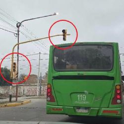 Peligro en Las Heras: un semáforo roto  amenaza con provocar una tragedia en el cruce del Metrotranvía