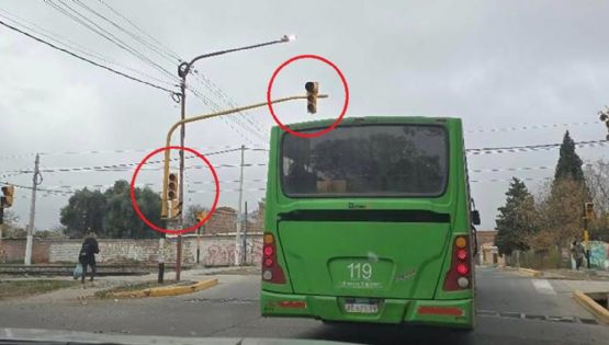 Peligro en Las Heras: un semáforo roto  amenaza con provocar una tragedia en el cruce del Metrotranvía
