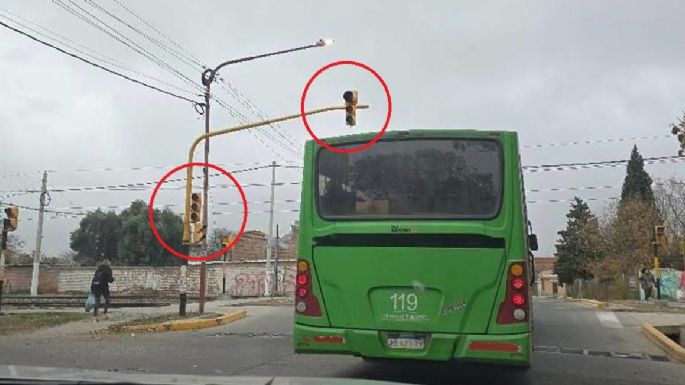 Peligro en Las Heras: un semáforo roto  amenaza con provocar una tragedia en el cruce del Metrotranvía