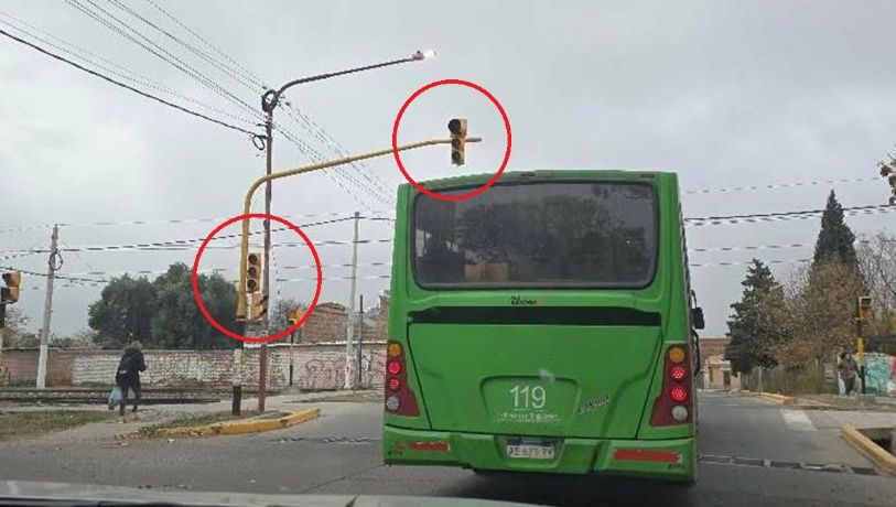Peligro en Las Heras: un semáforo roto amenaza con provocar una tragedia en el cruce del Metrotranví