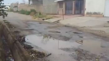 Caños rotos, cloacas desbordadas y canillas secas: ola de reclamos por el agua