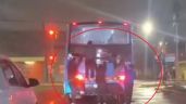Foto ilustrativa de la nota titulada: Peligro: un video registró a cinco niños colgados de la parte trasera de un colectivo