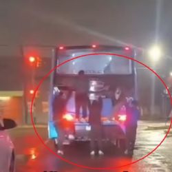 Peligro: un video registró a cinco niños colgados de la parte trasera de un colectivo