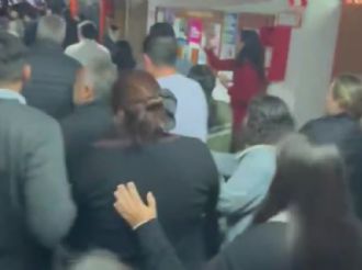Cornejo fue a votar a la UNCuyo y se retiró entre gritos y abucheos 
