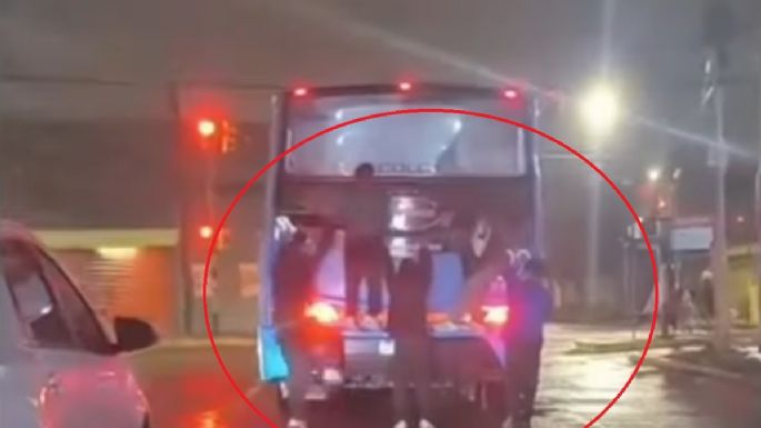 Peligro: un video registró a cinco niños colgados de la parte trasera de un colectivo