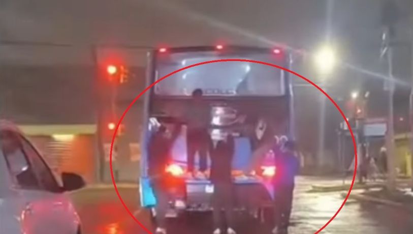 Peligro: un video registró a cinco niños colgados de la parte trasera de un colectivo