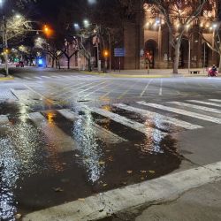 Alerta para conductores: una importante pérdida de agua inunda la esquina de Colón y San Martín