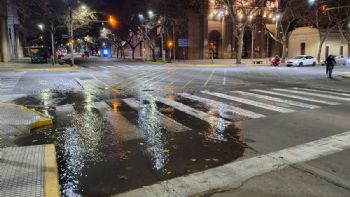 Alerta para conductores: una importante pérdida de agua inunda la esquina de Colón y San Martín