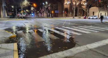 Alerta para conductores: una importante pérdida de agua inunda la esquina de Colón y San Martín