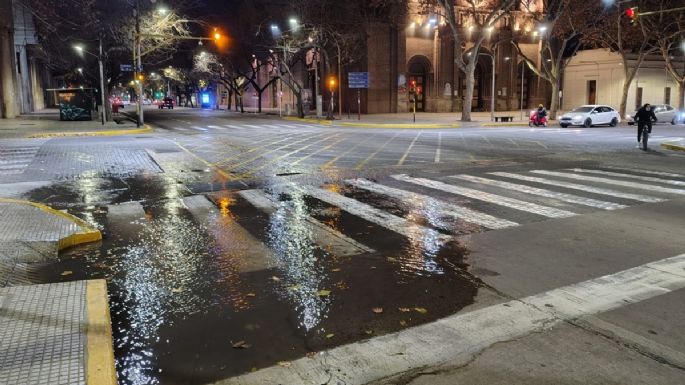 Alerta para conductores: una importante pérdida de agua inunda la esquina de Colón y San Martín