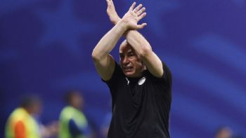 El DT de Egipto explicó por qué cruzó los brazos en el partido contra Argentina