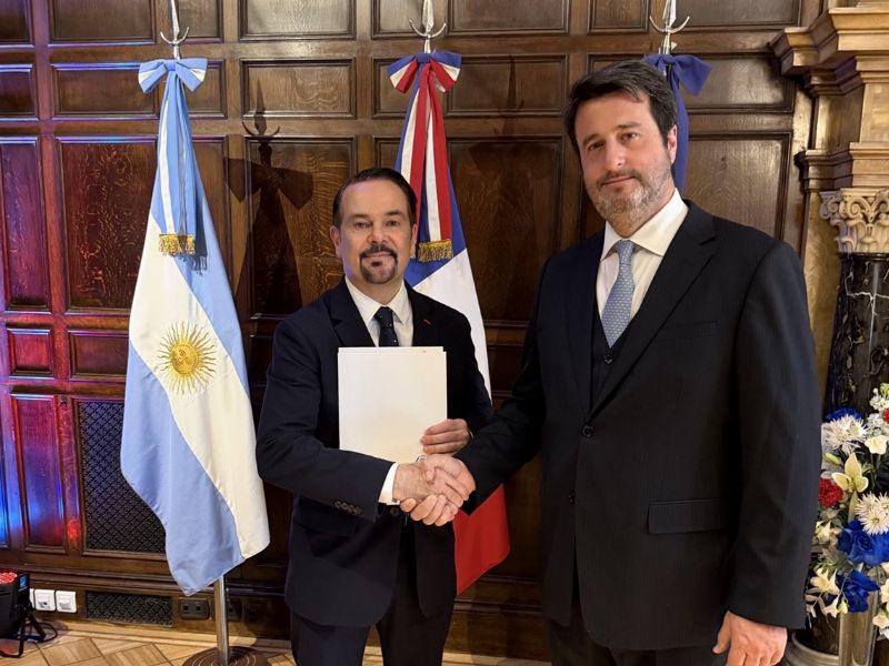 Le soltó la mano a Hebe: esto dice la carta que Cornejo le envió al embajador francés