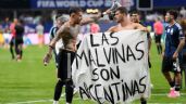 Foto ilustrativa de la nota titulada: “Las Malvinas son argentinas”, la bandera que apareció en cancha tras el triunfo sobre Inglaterra 
