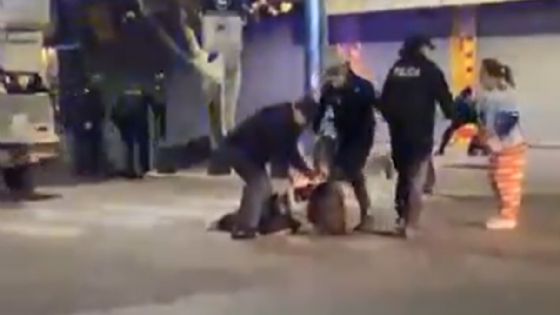 Investigan a policías por la violenta detención de una mujer en Maipú