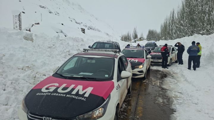 Nevadas en Alta Montaña: evacuaron a un familia en Puente del Inca y hay suspensión de clases 