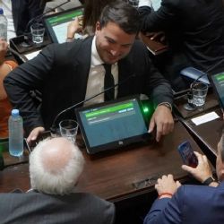 El Gobierno estaría evaluando cobrar salud pública y educación a extranjeros 
