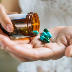 Automedicación: advierten sobre los peligros de controlar síntomas sin curar la enfermedad