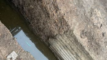 Persisten los derrames cloacales en Corralitos: indignación vecinal por vertidos en las acequias