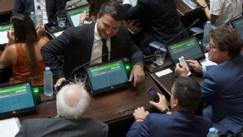 El Gobierno estaría evaluando cobrar salud pública y educación a extranjeros 
