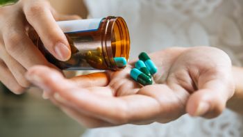 Automedicación: advierten sobre los peligros de controlar síntomas sin curar la enfermedad