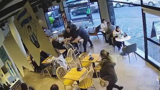 "Los habían marcado": motochorros entraron a una confitería y robaron un maletín 