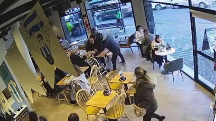 "Los habían marcado": motochorros entraron a una confitería y robaron un maletín 
