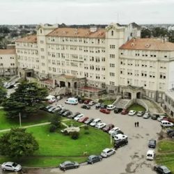 Encontraron a un enfermero en un hospital de Mar del Plata con una jeringa clavada en el abdomen 