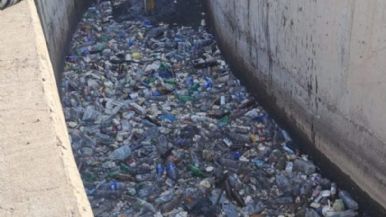 Foto iliustrativa de  Retiraron 150 mil kilos de basura de un canal de Godoy Cruz