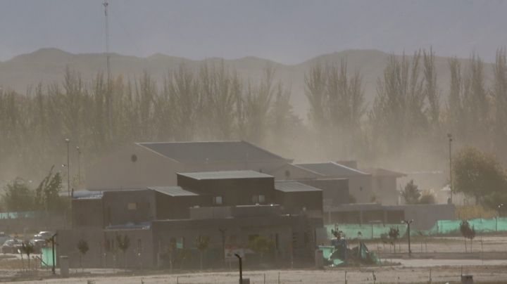 Suspendieron las clases en dos departamentos por el viento Zonda 