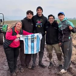 Vió una camioneta atascada en el barro, se acercó a ayudar y se encontró con “Dibu” Martínez
